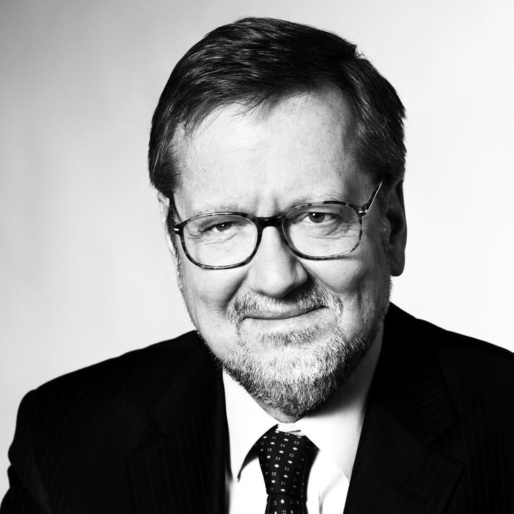 produktiv. Regeringens 68-årige konservative kulturminister har selv en stor bogproduktion bag sig. Siden han i 1967 blev kandidat i komparativ litteraturvidenskab ved Københavns Universitet, er det blevet  til mere end tyve udgivelser inden for litteraturvidenskab, kulturhistorie og politik. 