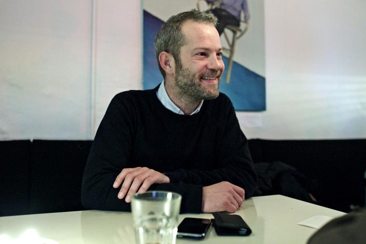 RABATORDNING. Frank Hansen er glad for sin arbejdsgiverbetalte telefon, men undrer sig over, at kun gifte par tilgodeses på finansloven. 