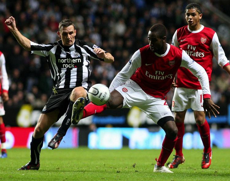 utilfreds. Peter Løvenkrands (t.v.) har blot været med i to Premier League-kampe i denne sæson. Her er han i aktion mod Arsenal i Liga Cuppen, hvor reserverne ofte får chancen, fordi stamspillerne skal have et hvil. 