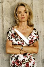 Fængende. Svenske Maria Ernestams længe ventede roman 'Kleopatras kam' er en værdig opfølger til spændingsdramaet 'Hundens ører' fra 2008 uden dog at nå samme sublime niveau. 