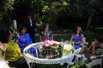 Baghavehygge. Oprah Winfrey besøgte Jackson-familien for nylig. Interviewet blev sendt i aftes på amerikansk tv. Fra venstre ses Oprah, Katherine, Prince Michael, Paris og 'Blanket'. Bag dem står patriarken Joe Jackson. 