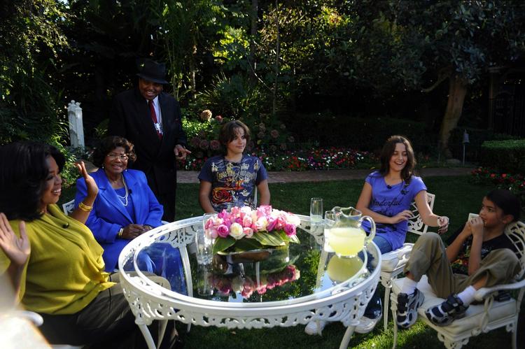 Baghavehygge. Oprah Winfrey besøgte Jackson-familien for nylig. Interviewet blev sendt i aftes på amerikansk tv. Fra venstre ses Oprah, Katherine, Prince Michael, Paris og 'Blanket'. Bag dem står patriarken Joe Jackson. 
