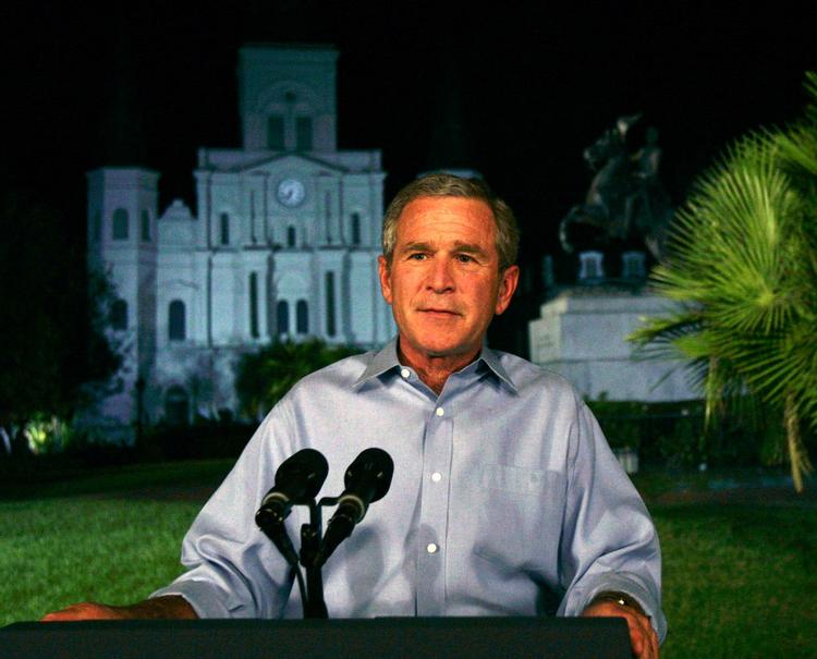 Bagklgskab. Den tidligere amerikanske præsident fortryder, at han ikke handlede hurtigt nok, da orkanen Katrina ramte New Orleans og Lousiana 2. september 2005. 