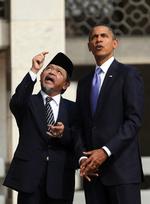 Besøg. Barack Obama taler med storimamen Ali Mustafa Yaqub ved Istiqlal moskeen i Jakarta. 