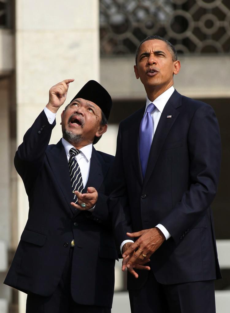 Besøg. Barack Obama taler med storimamen Ali Mustafa Yaqub ved Istiqlal moskeen i Jakarta. 