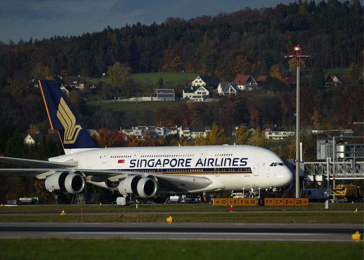 Et af Singapore Airlines Airbus A380-passagerfly blev tjekket i Schweiz, efter at det australske  flyselskab Qantas havde oplevet problemer med et af sine fly i sidste uge. 