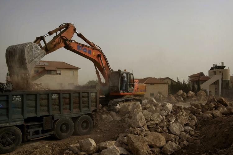 Byggeri. Straks efter Israels selvudråbte byggestop udløb i slutningen af september tog gravemaskinerne fat i gen. Billedet er fra bosættelsen Adam uden for Jerusalem. 
