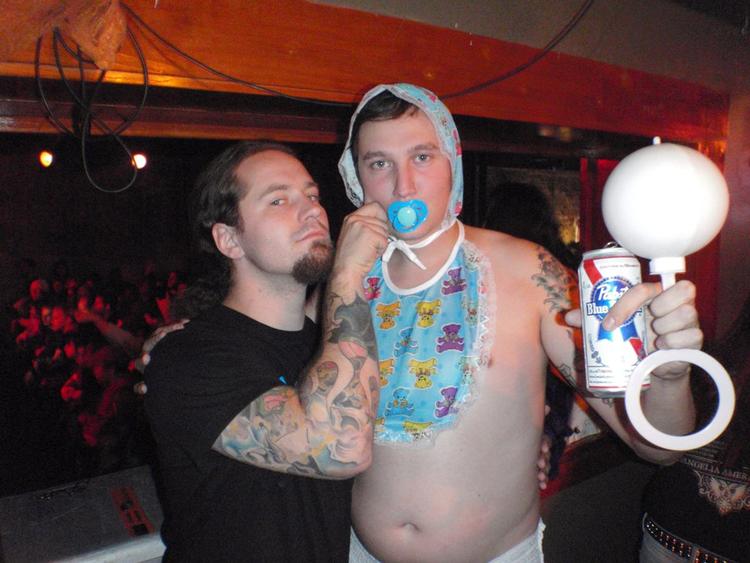 Tour. Hatesphere-Jakob og tourmanager/baby Josh Penner, der kan holde sin rangle og sutteflaske i en hånd under en Halloween-festivitas. Forholdene er ind imellem lidt kummerlige på den nordamerikanske metalturné, men rejseselskabet gør alt for at holde humøret højt! 