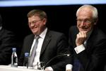 Kupplan. Humøret var højt ved starten på Amagerbankens ekstraordinære generalforsamling, selv om Jørgen Brændstrup (tv.) netop har sagt sin stilling op, og bestyrelsesformand Niels Erik Nielsen (th.) bliver udsat for et kup af storaktionæren Karsten Ree. 