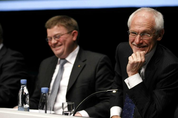 Kupplan. Humøret var højt ved starten på Amagerbankens ekstraordinære generalforsamling, selv om Jørgen Brændstrup (tv.) netop har sagt sin stilling op, og bestyrelsesformand Niels Erik Nielsen (th.) bliver udsat for et kup af storaktionæren Karsten Ree. 