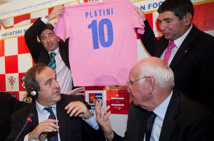 Gensyn. Uefa-præsidenten Michel Platini (t.v.) var i sidste måned på besøg i Kroation, hvor han hilse på spillere fra landets sigøjnermiljø. Ved siden af  Platini sidder Vlatko Markovic. Næste gang de to mødes, taler Platini måske med store bogstaver. 