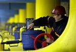 Energisk. En ukrainsk gasmedarbejder tjekker rørene med gas fra Rusland. Det er blandt andet det russiske gasstop i 2009, som det nye udspil fra EU vil begrænse effekterne af. 