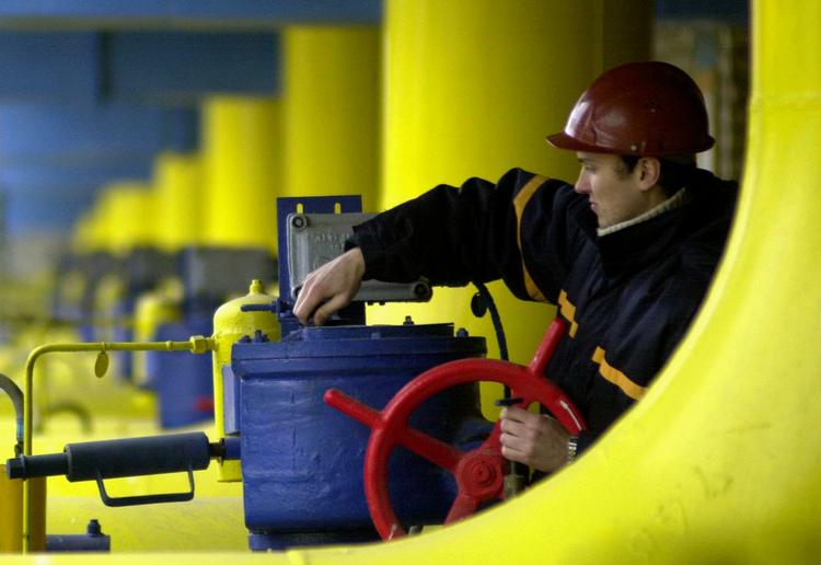 Energisk. En ukrainsk gasmedarbejder tjekker rørene med gas fra Rusland. Det er blandt andet det russiske gasstop i 2009, som det nye udspil fra EU vil begrænse effekterne af. 