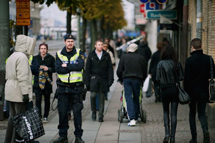 Vagtsom. Svensk politi var på gaden i Göteborg den sidste dag i oktober, efter at nogle mænd var blevet anholdt, mistænkt for at ville sprænge en bombe i et stort varehus. 