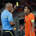 gult. Howard Webb er i gang med at fortælle Hollands anfører van Bronckhorst, hvad man må - og ikke må - på en fodboldbane. 