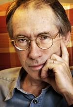 Spænding. Ian McEwan kan både lave et godt plot og er rigtig god til at tegne personerne op. 