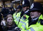 Sammenstød. Protesten er den første større protest mod Storbritanniens nye konservative regering og dens omfattende spareplaner. 