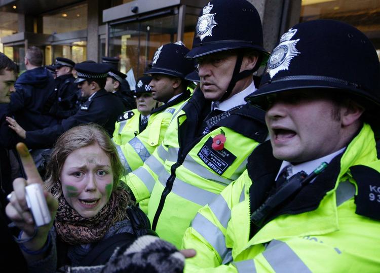 Sammenstød. Protesten er den første større protest mod Storbritanniens nye konservative regering og dens omfattende spareplaner. 