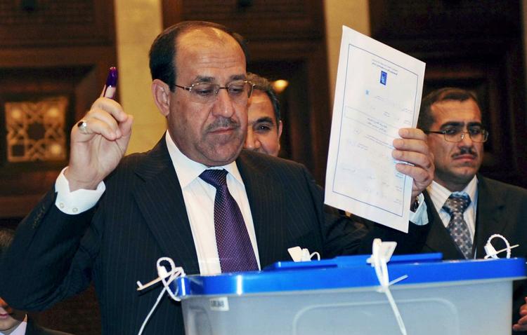 Afstemning. Nuri al-Maliki stemmer ved valget i marts. Siden da har Irak været uden regering. 