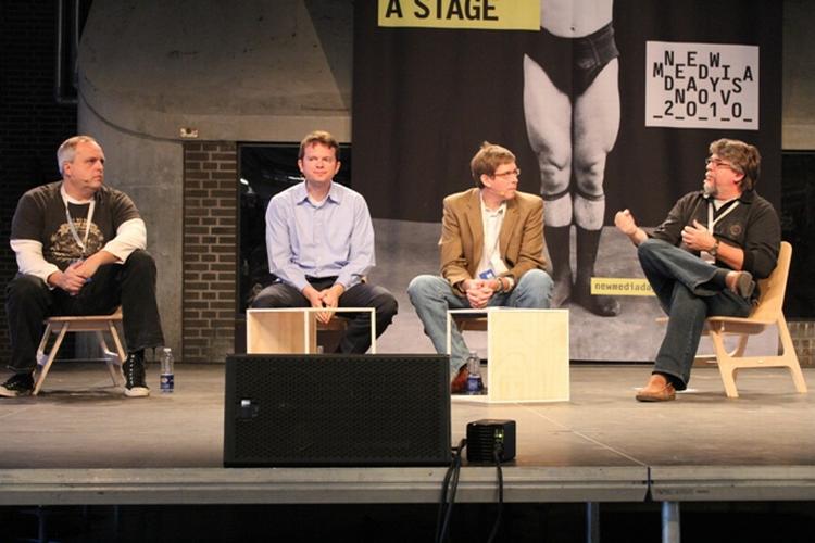 Gætværk. Mange af paneldebatterne på New Media Days var en sludder for en sladder. Her er det fra venstre Brian Cain, Zach Brand, Hugh Forrest og Steve Brand, der alle er store kanoner i film-, tv-, online- og reklamebranchen. De skulle tale om Transmedia, men kunne ikke rigtig selv finde på så mange gode eksempler. Men det bliver stort. Det var de enige om. 