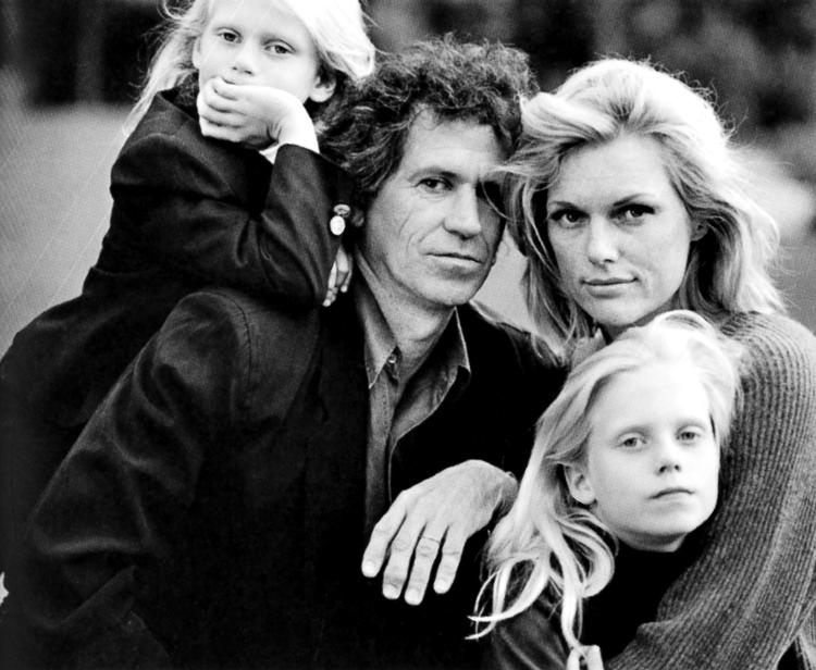 Iscenesat. Keith Richards med Patti Hansen. Model og mor til de to børn Alexandra (tv.) og Theodora i 1992. 