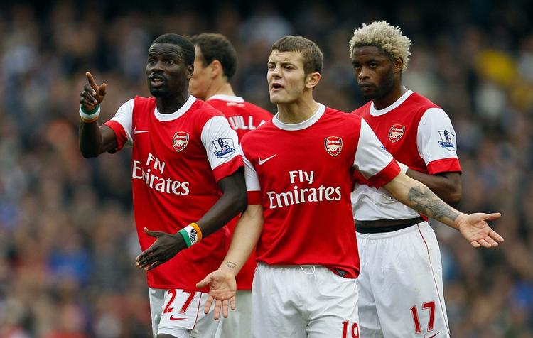 bøllerne. Arsenals Jack Wilshere (midt) er en af de spillere, der har kostet dyrt for klubben på 'bisselisten'. Den unge englænder fik et rødt kort for en brutal tackling på Birminghams Nikola Zigic under kampen mellem de to hold. 
