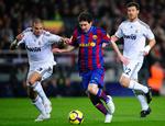 klassiker. Lionel Messi (midt) og Barcelona trak det længste strå i seneste opgør mod ærkerivalerne fra Real Madrid. Opgørene mellem de to kan i år nemt komme til at afgøre, hvor mesterskabet ender. 