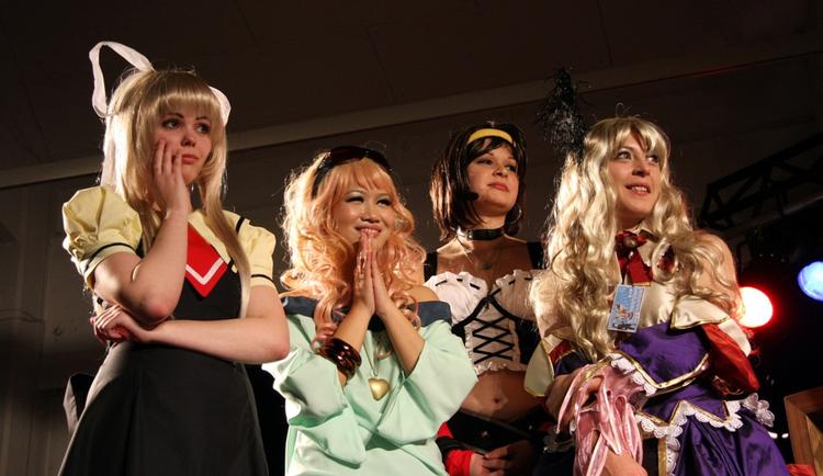 På årets festival for japansk popkultur er der cosplay-konkurrence, hvor deltager klæder sig ud som figurer fra japanske tegneserier og computerspil og opfører en dans eller et skuespil. Her ses en dommerpanelet fra sidste års konkurrence. 