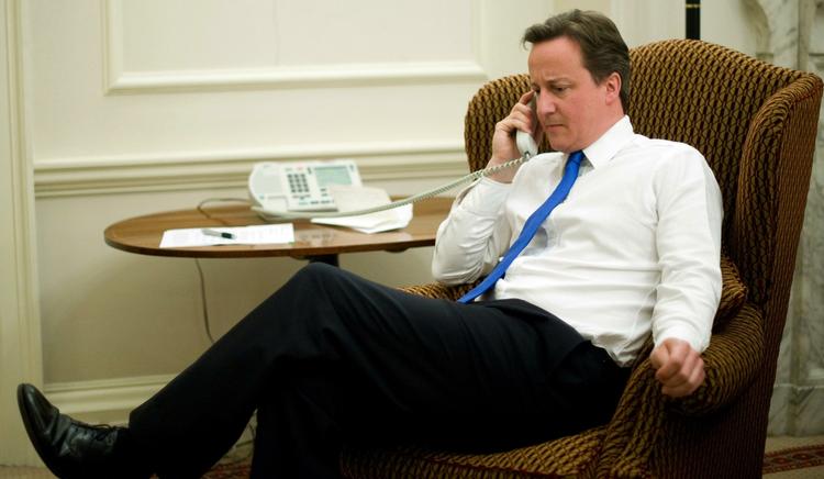 Fast. Den britiske premierminister, den konservative David Cameron, vil ikke ligge under for studerendes hærgen. 