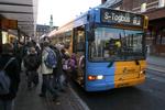 Trafik. S-togspassagerer stiger på en bus foran Hovedbanegården i København. Og det skal de også indstille sig på at gøre i morgen. 