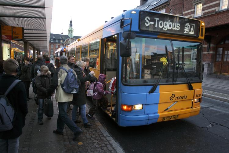 Trafik. S-togspassagerer stiger på en bus foran Hovedbanegården i København. Og det skal de også indstille sig på at gøre i morgen. 