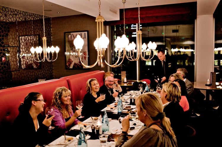 Restauranten Tivoli Brasserie (beliggende i Tivoli Hotel) formår desværre slet ikke at levere varen. Maden er mangelfuld og uden personlighed. 