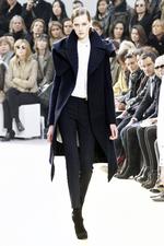 naturligt. Den minimalistiske tendens er tilgængelig i alle prisklasser. Det franske modehus Céline (billedet) tilbyder kashmirfrakker i luksusklassen. 