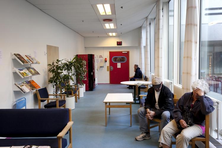 Kageløse. Ventende patienter i det danske sundhedsvæsen må undvære forplejning. Årsagen er sultne indvandrere hævder DF. 