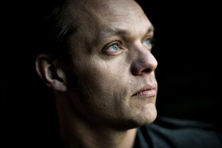 Ramsland. Morten Ramslands 'Sumobrødre' er en »en grusom og sær fortælling fra grænselandet til den voksne verden«, skrev Politikens anmelder i en begejstret anmeldelse, som kan findes nedenfor. 