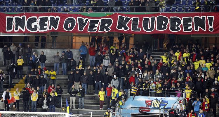 Protest. Brøndby-fans var til søndagens kamp mod FC Midtjylland klædt i rødt og havde på et banner skrevet en hilsen til bestyrelsesformand Bjerregaard, der for en gangs skyld ikke overværede en Brøndby-kamp. 