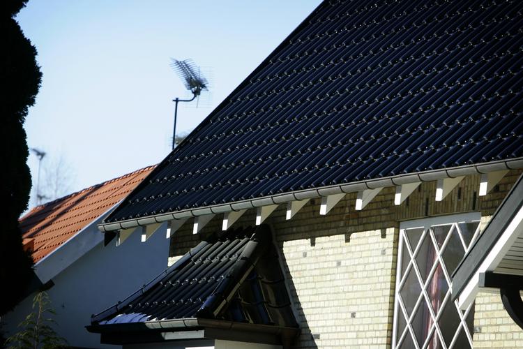 Den aktuelle sag er det andet tilfælde inden for kort tid, hvor domstolene siger nej til sortglaserede tegltage. 
