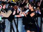 Glæde. Emma Watson giver autografer til heldige fans på Leicester Square. 