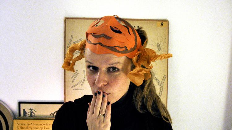 Frygtløs. 39-årige dansk-islandske Anna Maria Helgadottir, der tidligere har været en del af kunstnerkollektivet Ingen Frygt, viser fredag to af sine projekter under CPH:DOX. Filmen 'One is the Loneliest Number' har hun skrevet og instrueret sammen med kinesiske Gan Chao. Du kan også se den film, hun har lavet til det hypede liveband Shit &amp; Shines hypnotiske særshow, hvor hun danser i halvanden time til noget helt andet musik end det, der bliver spillet. 
