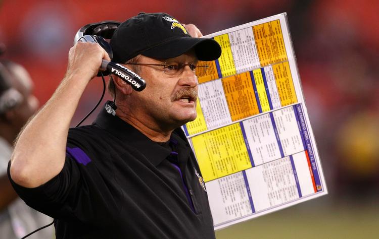 farezonen. Minnesota Vikings-træner Brad Childress har skaffet sig selv en ekstra livline med en fast kontrakt trods manglende resultater. 