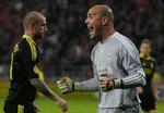 klassekeeper. Liverpools målmand Pepe Reina er angiveligt ikke tilfreds med den manglende succes i klubben. Manchester United forsøger nu at få målmanden til at foretage det svære skifte mellem de to klubber. 