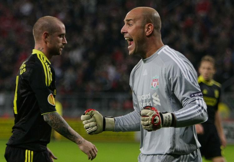 klassekeeper. Liverpools målmand Pepe Reina er angiveligt ikke tilfreds med den manglende succes i klubben. Manchester United forsøger nu at få målmanden til at foretage det svære skifte mellem de to klubber. 