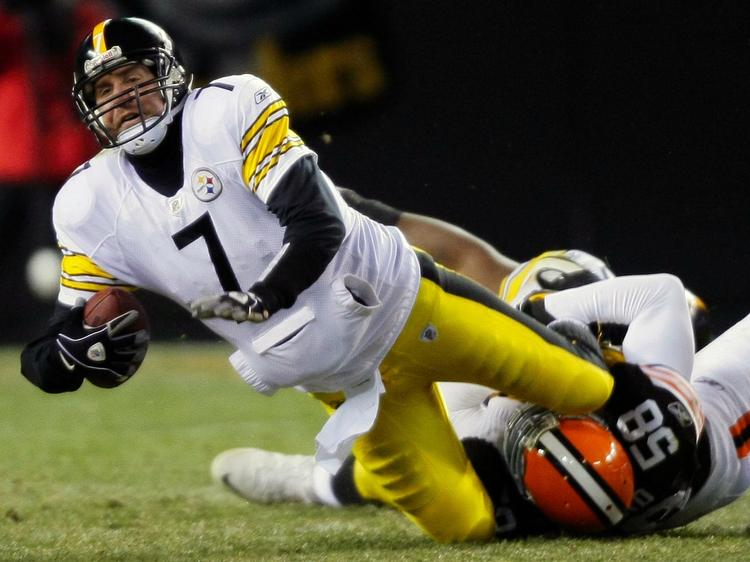 kollapset.  Marcus Benard (58) tackler Ben Roethlisberger (7) i en tidligere kamp. 