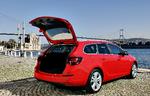 Rummelig. Opel Astra Sports Tourer slår klappen op og inviterer til, at man smider bagagen ind. 