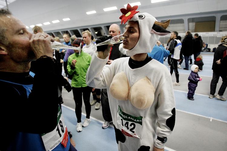 SKÅL. Slut året med maner sammen med løbekammeraterne. Koen er  til Änglamark Nytårsløb i Sparta Hallen på Østerbro sidste år. 