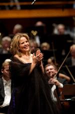 divanesisk. Renée Fleming, her fotograferet under fremkaldelserne i DR Koncertsalen søndag, har aldrig været tilfreds med, at klassisk musik fjernede sig mere og mere fra befolkningen, men nægter at synge rock med divastemme. 