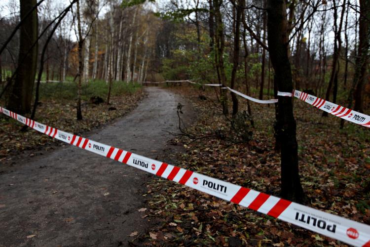 afspærring. Efter skuddramaet i Bernstorffparken blev dele af parken spærret af, så politiet kunne lede efter spor efter gerningsmanden. 