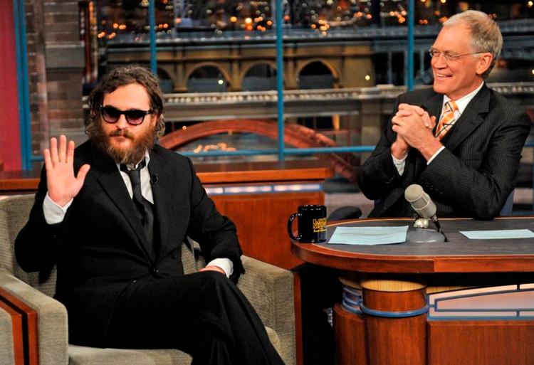 Hollywood- stjernen Joaquin Phoenix troppede  i 2009 op i David Lettermans   tv-talkshow for  at fortælle om sin  nye – påståede – karriere som  rapmusiker. 