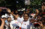 BEGEJSTRING. Tilhængere af Aung San Suu Kyi foran hendes hus kort før løsladelsen af Myanmars verdensberømte demokratiforkæmper. 