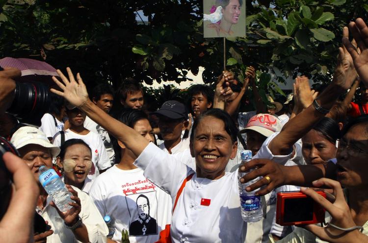 BEGEJSTRING. Tilhængere af Aung San Suu Kyi foran hendes hus kort før løsladelsen af Myanmars verdensberømte demokratiforkæmper. 